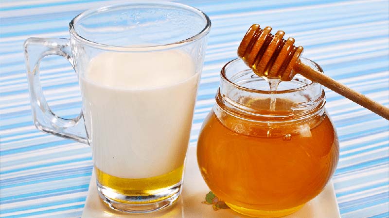 Uống sữa tươi không đường với mật ong